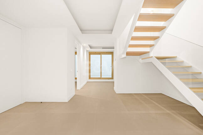 Elegante Triplex-Residenz mit Privatem Garten und Pool Nur Wenige Meter Vom Strand an der Goldenen Meile