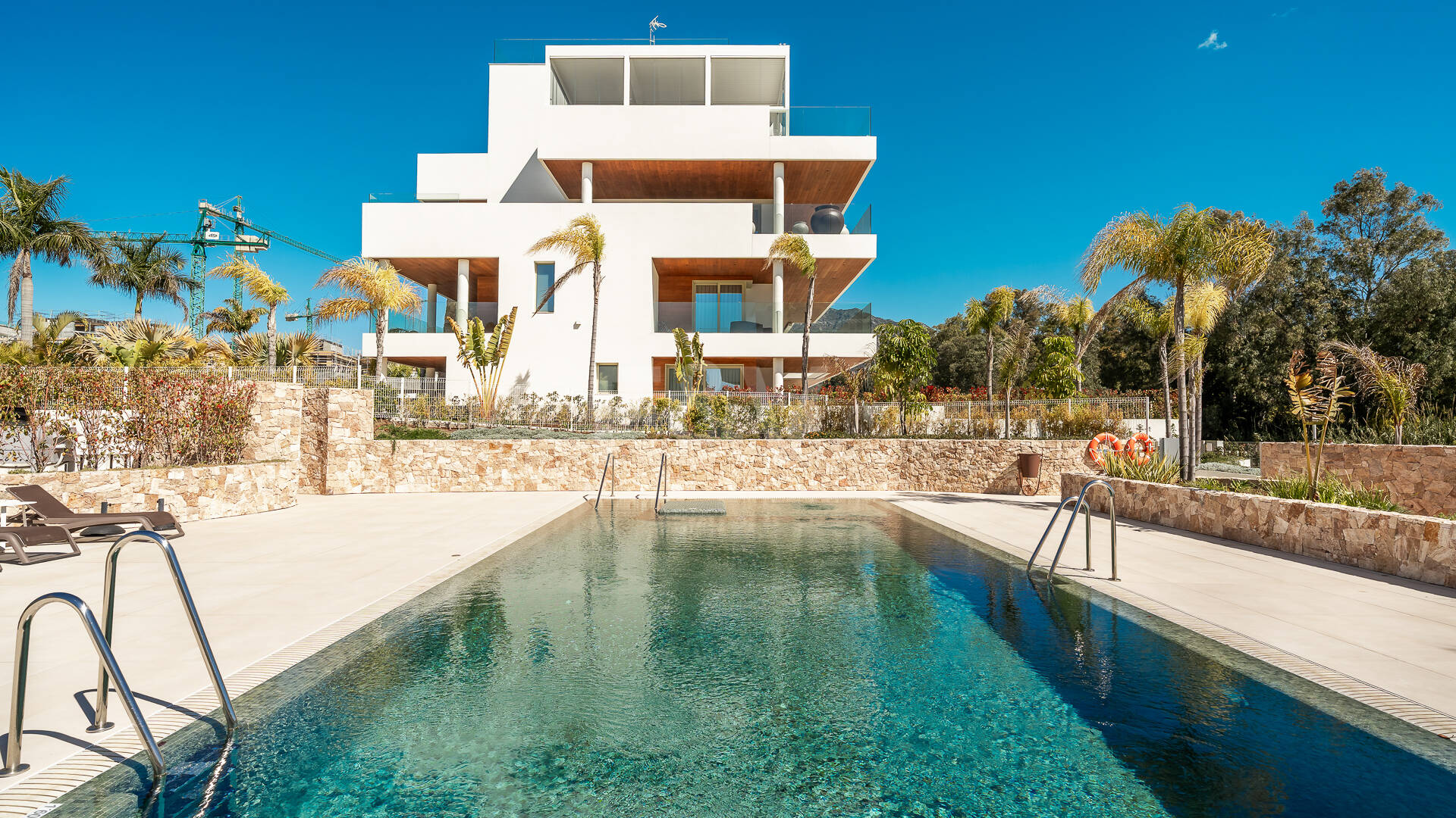 Elegante Triplex-Residenz mit Privatem Garten und Pool Nur Wenige Meter Vom Strand an der Goldenen Meile