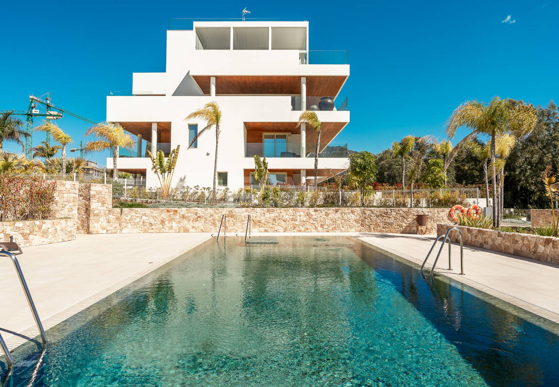 Elegante Triplex-Residenz mit Privatem Garten und Pool Nur Wenige Meter Vom Strand an der Goldenen Meile