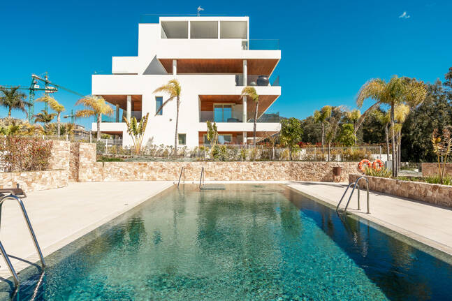 Elegante Triplex-Residenz mit Privatem Garten und Pool Nur Wenige Meter Vom Strand an der Goldenen Meile