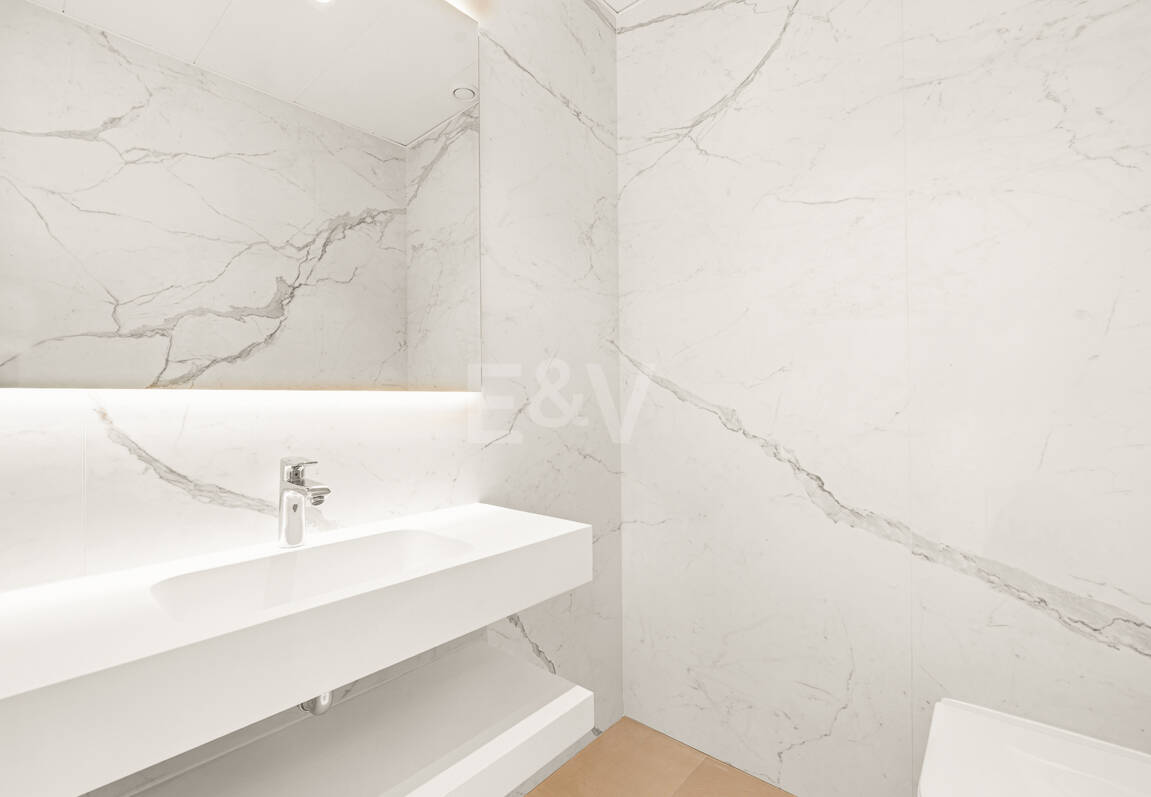 Elegante Triplex-Residenz mit Privatem Garten und Pool Nur Wenige Meter Vom Strand an der Goldenen Meile