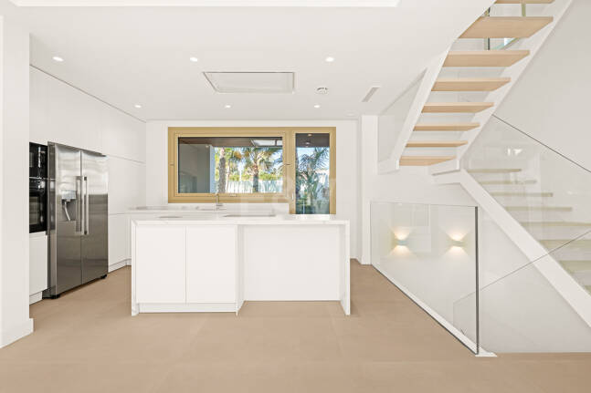 Elegante Triplex-Residenz mit Privatem Garten und Pool Nur Wenige Meter Vom Strand an der Goldenen Meile