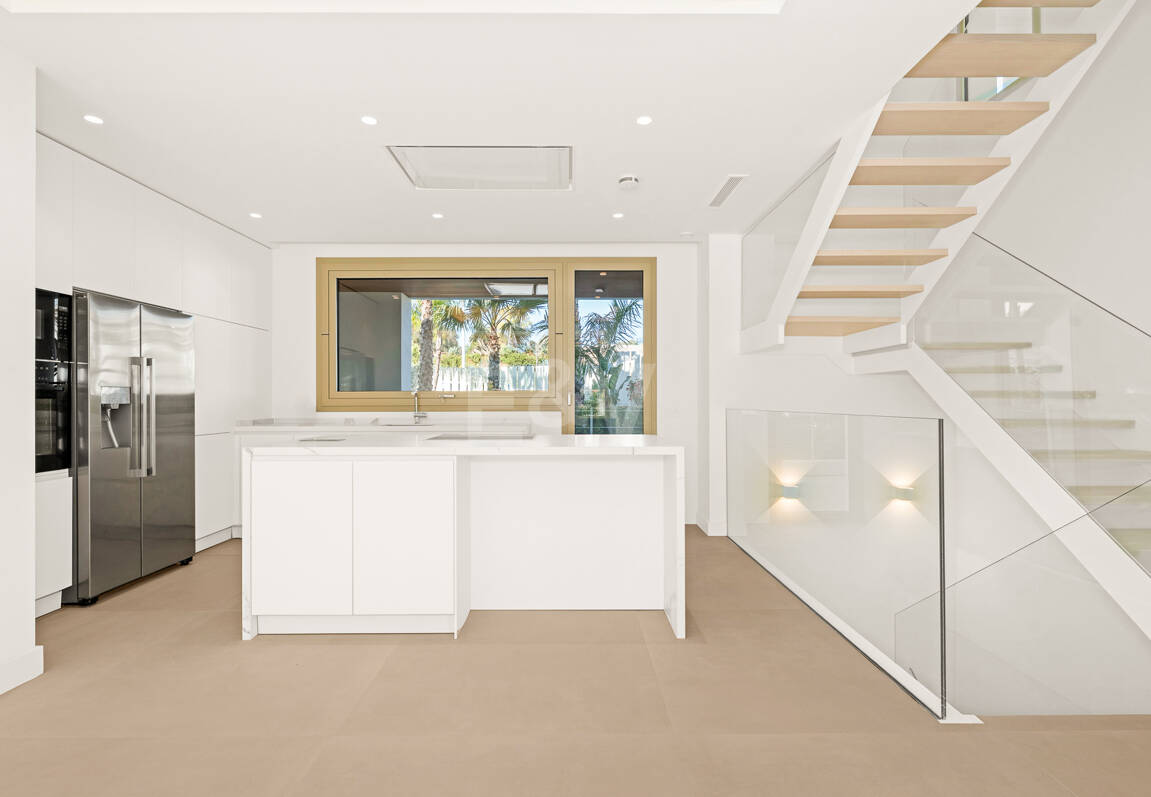 Elegante Triplex-Residenz mit Privatem Garten und Pool Nur Wenige Meter Vom Strand an der Goldenen Meile