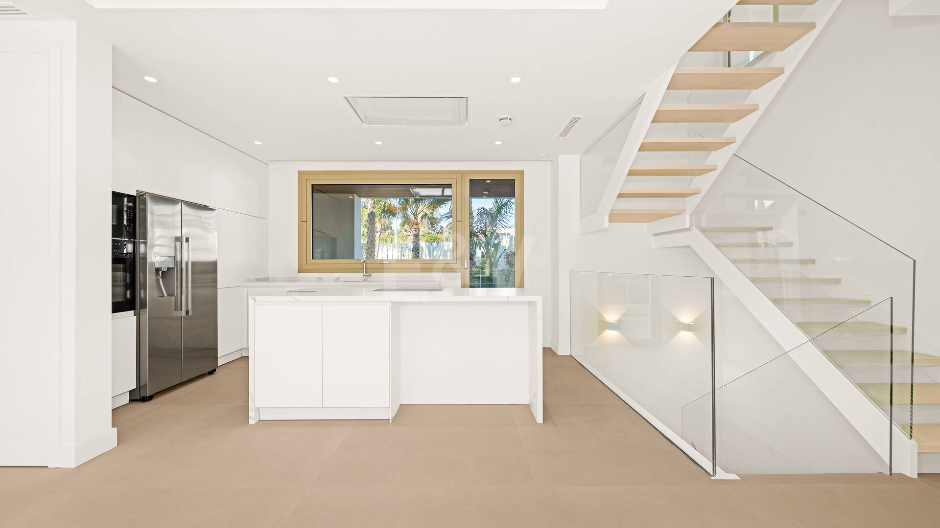 Elegante Triplex-Residenz mit Privatem Garten und Pool Nur Wenige Meter Vom Strand an der Goldenen Meile