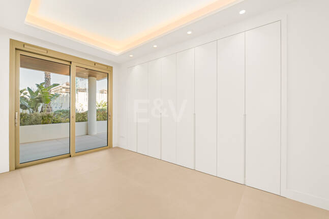 Elegante Triplex-Residenz mit Privatem Garten und Pool Nur Wenige Meter Vom Strand an der Goldenen Meile