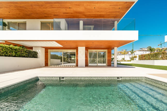 Elegante Triplex-Residenz mit Privatem Garten und Pool Nur Wenige Meter Vom Strand an der Goldenen Meile