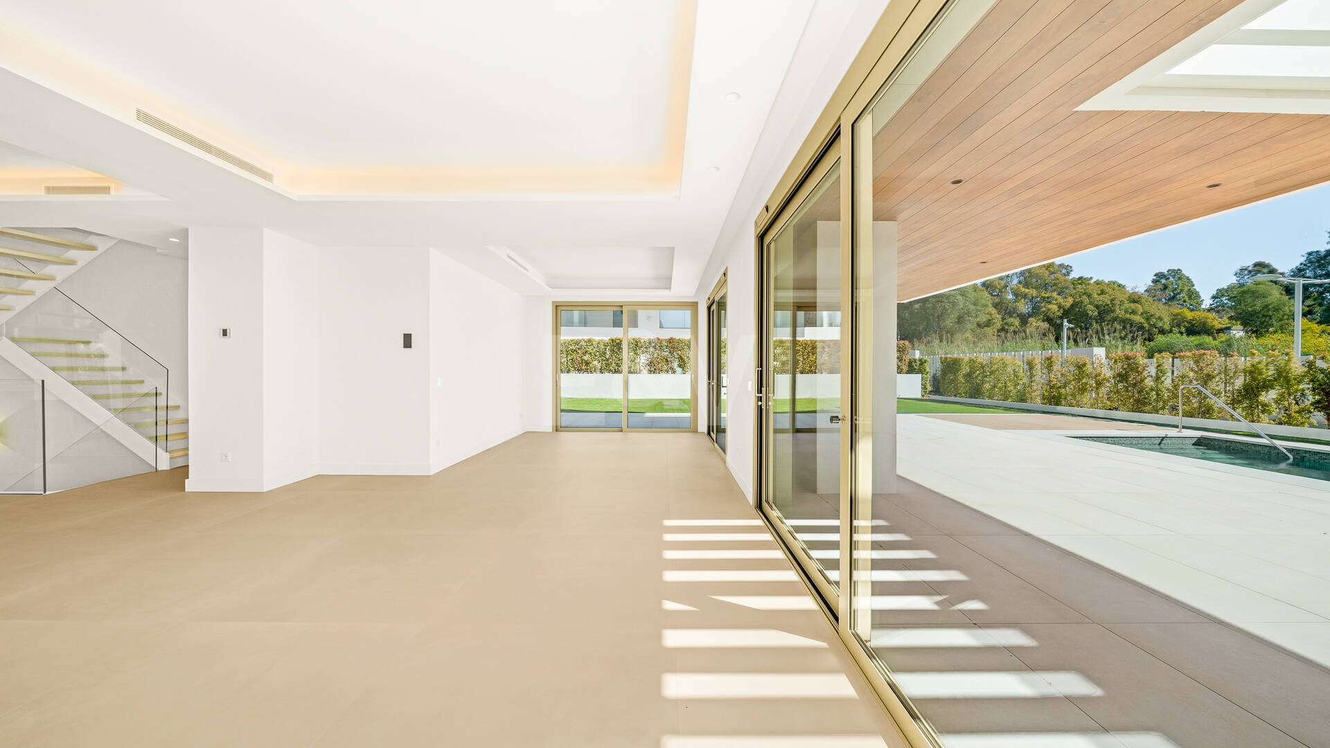 Elegante Triplex-Residenz mit Privatem Garten und Pool Nur Wenige Meter Vom Strand an der Goldenen Meile