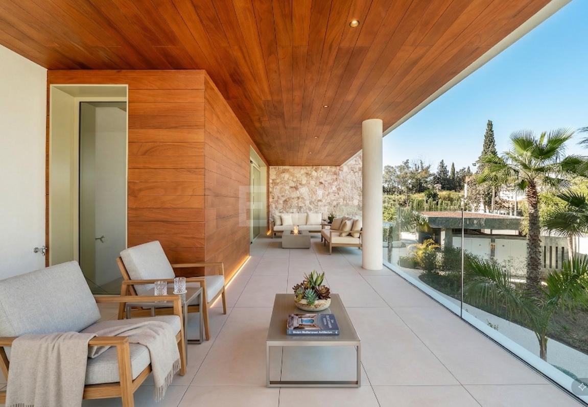 Elegante Triplex-Residenz mit Privatem Garten und Pool Nur Wenige Meter Vom Strand an der Goldenen Meile