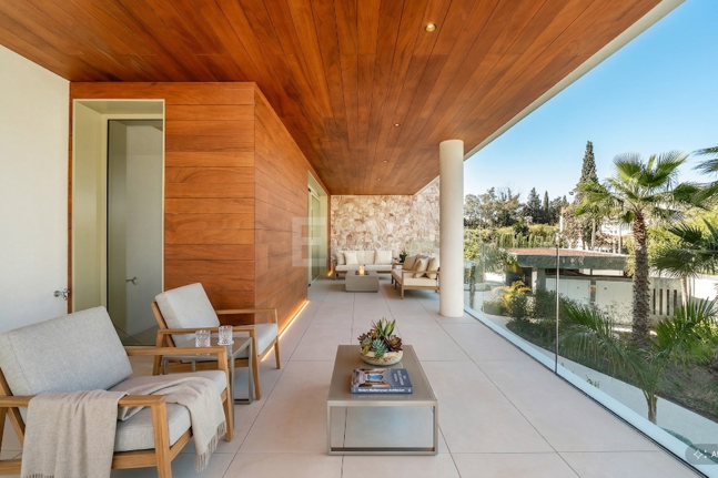 Elegante Triplex-Residenz mit Privatem Garten und Pool Nur Wenige Meter Vom Strand an der Goldenen Meile