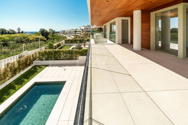 Elegante Triplex-Residenz mit Privatem Garten und Pool Nur Wenige Meter Vom Strand an der Goldenen Meile