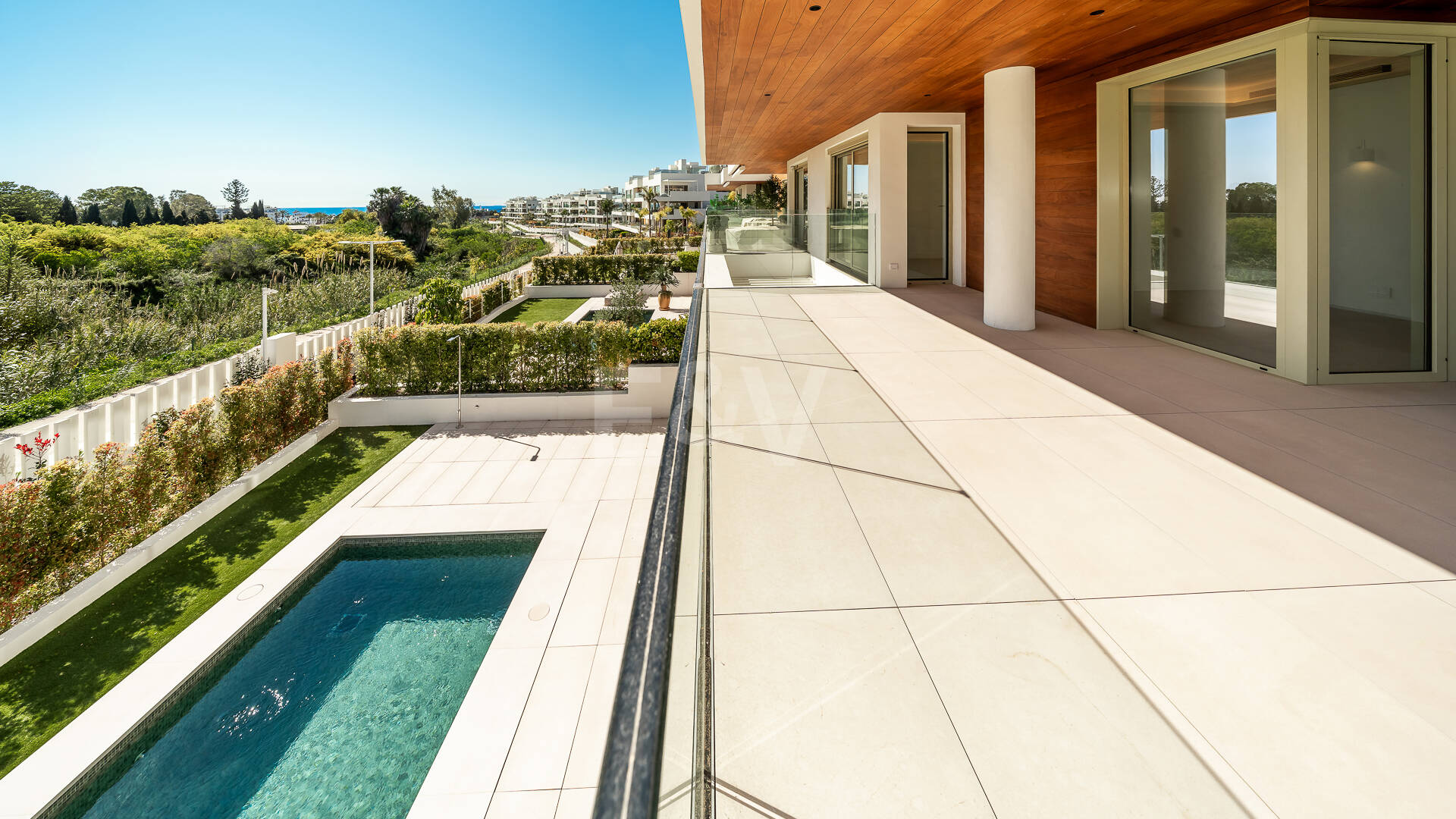Elegante Triplex-Residenz mit Privatem Garten und Pool Nur Wenige Meter Vom Strand an der Goldenen Meile