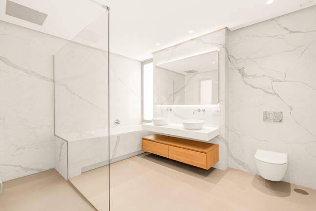 Elegante Triplex-Residenz mit Privatem Garten und Pool Nur Wenige Meter Vom Strand an der Goldenen Meile