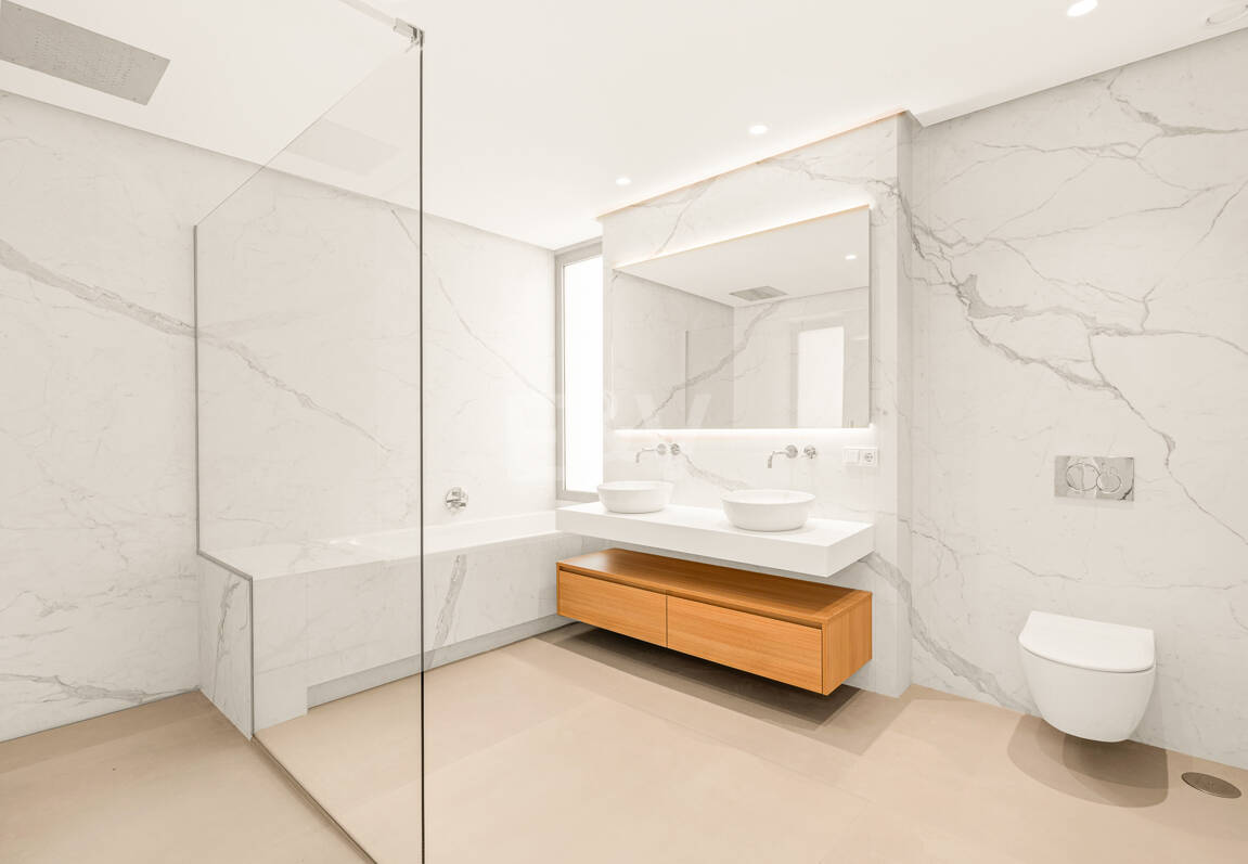 Elegante Triplex-Residenz mit Privatem Garten und Pool Nur Wenige Meter Vom Strand an der Goldenen Meile