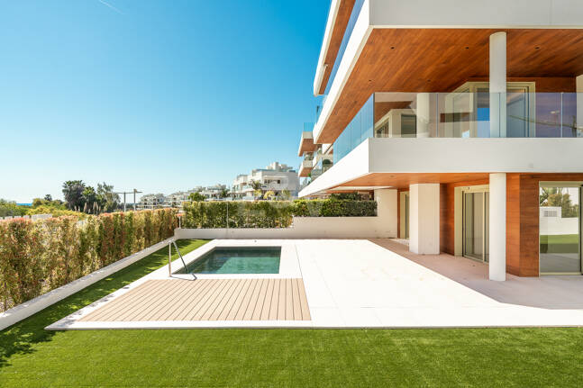 Elegante Triplex-Residenz mit Privatem Garten und Pool Nur Wenige Meter Vom Strand an der Goldenen Meile