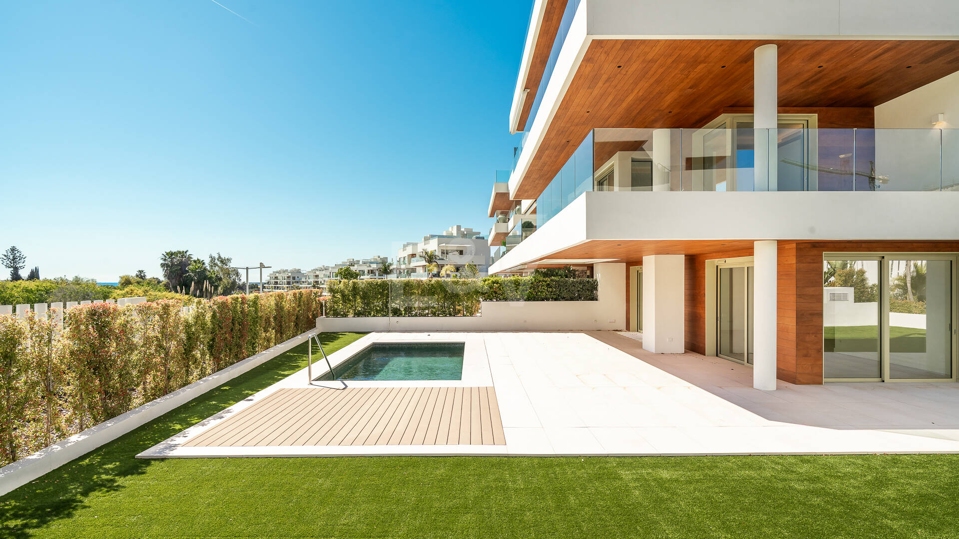 Elegante Triplex-Residenz mit Privatem Garten und Pool Nur Wenige Meter Vom Strand an der Goldenen Meile