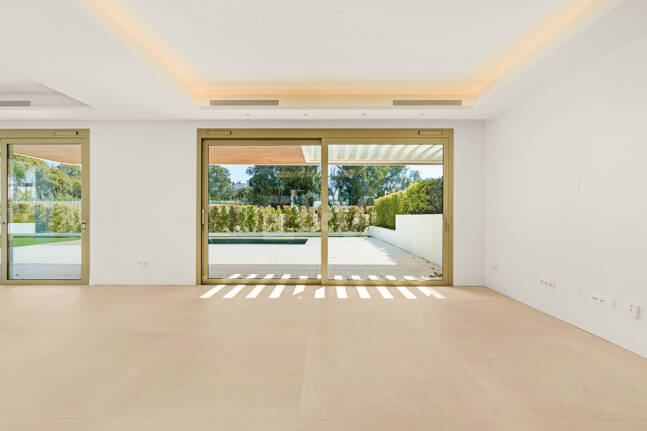 Elegante Triplex-Residenz mit Privatem Garten und Pool Nur Wenige Meter Vom Strand an der Goldenen Meile