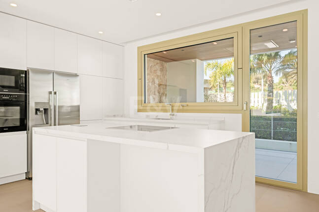 Elegante Triplex-Residenz mit Privatem Garten und Pool Nur Wenige Meter Vom Strand an der Goldenen Meile