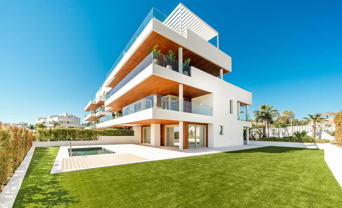 Elegante Triplex-Residenz mit Privatem Garten und Pool Nur Wenige Meter Vom Strand an der Goldenen Meile