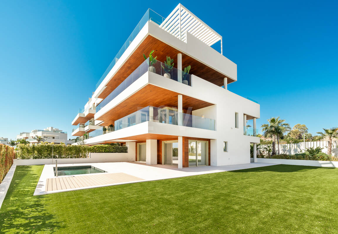 Elegante Triplex-Residenz mit Privatem Garten und Pool Nur Wenige Meter Vom Strand an der Goldenen Meile