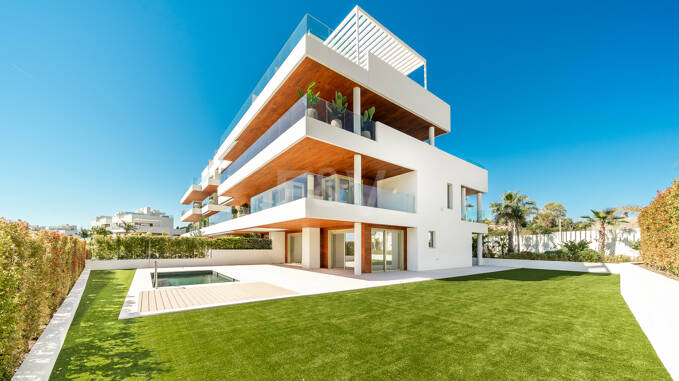 Elegant Triplex Residence med privat trädgård och pool bara steg från stranden på Golden Mile