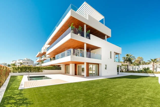 Elegante Triplex-Residenz mit Privatem Garten und Pool Nur Wenige Meter Vom Strand an der Goldenen Meile