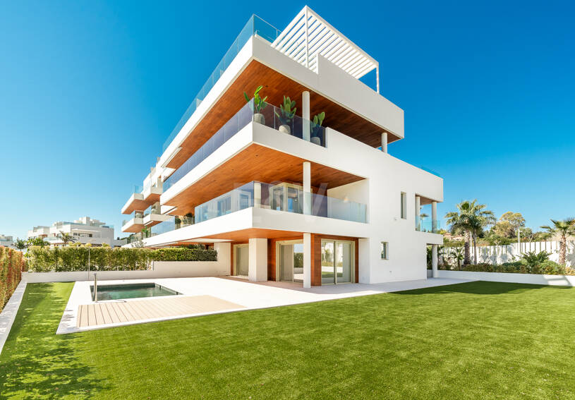 Elegante Triplex-Residenz mit Privatem Garten und Pool Nur Wenige Meter Vom Strand an der Goldenen Meile