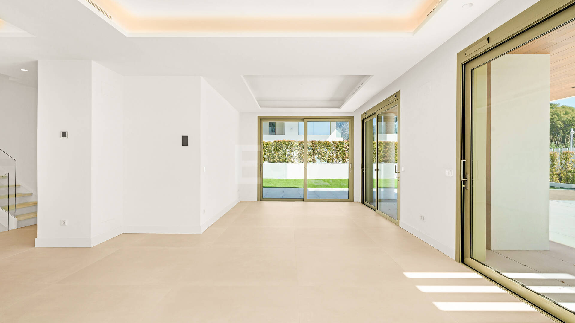 Elegante Triplex-Residenz mit Privatem Garten und Pool Nur Wenige Meter Vom Strand an der Goldenen Meile