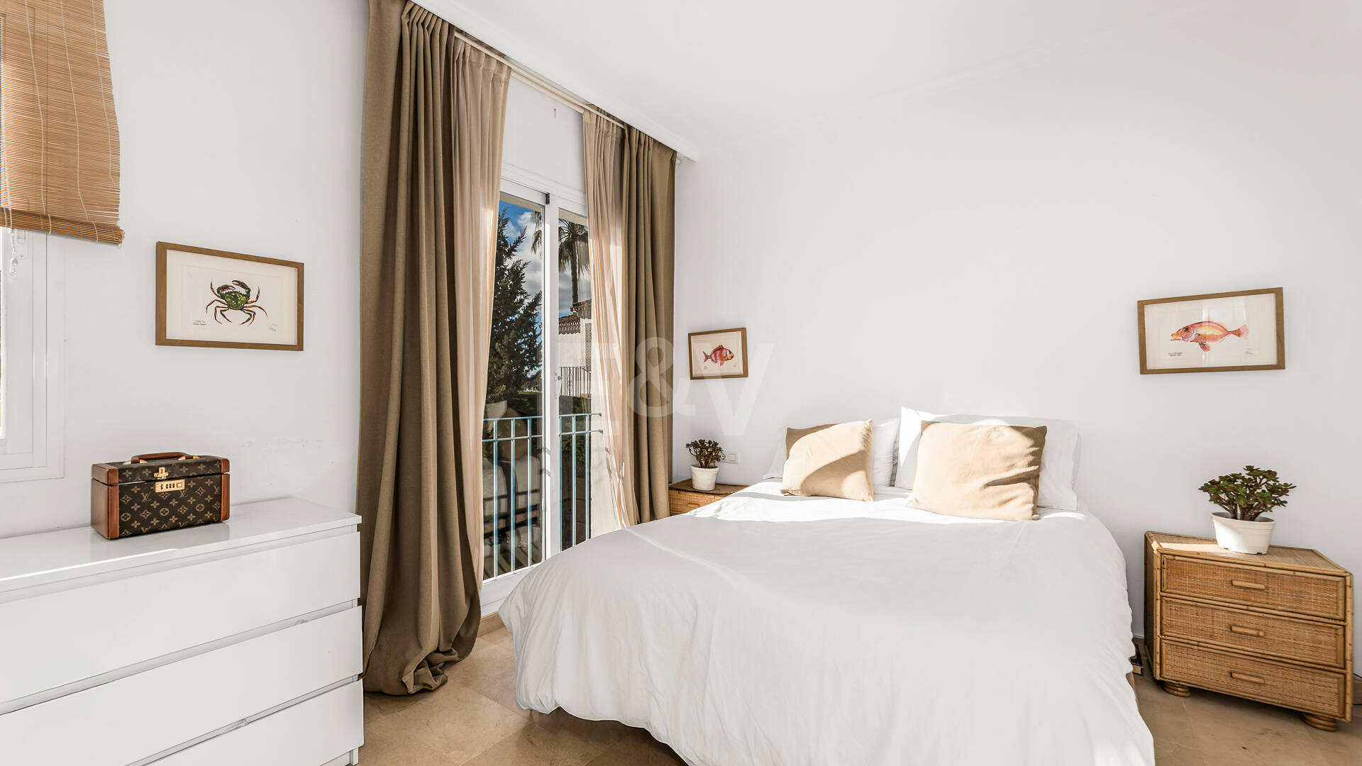 Corner Townhouse with Garden and Independent apartment