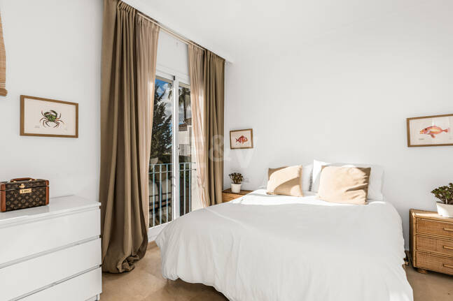 Corner Townhouse with Garden and Independent apartment