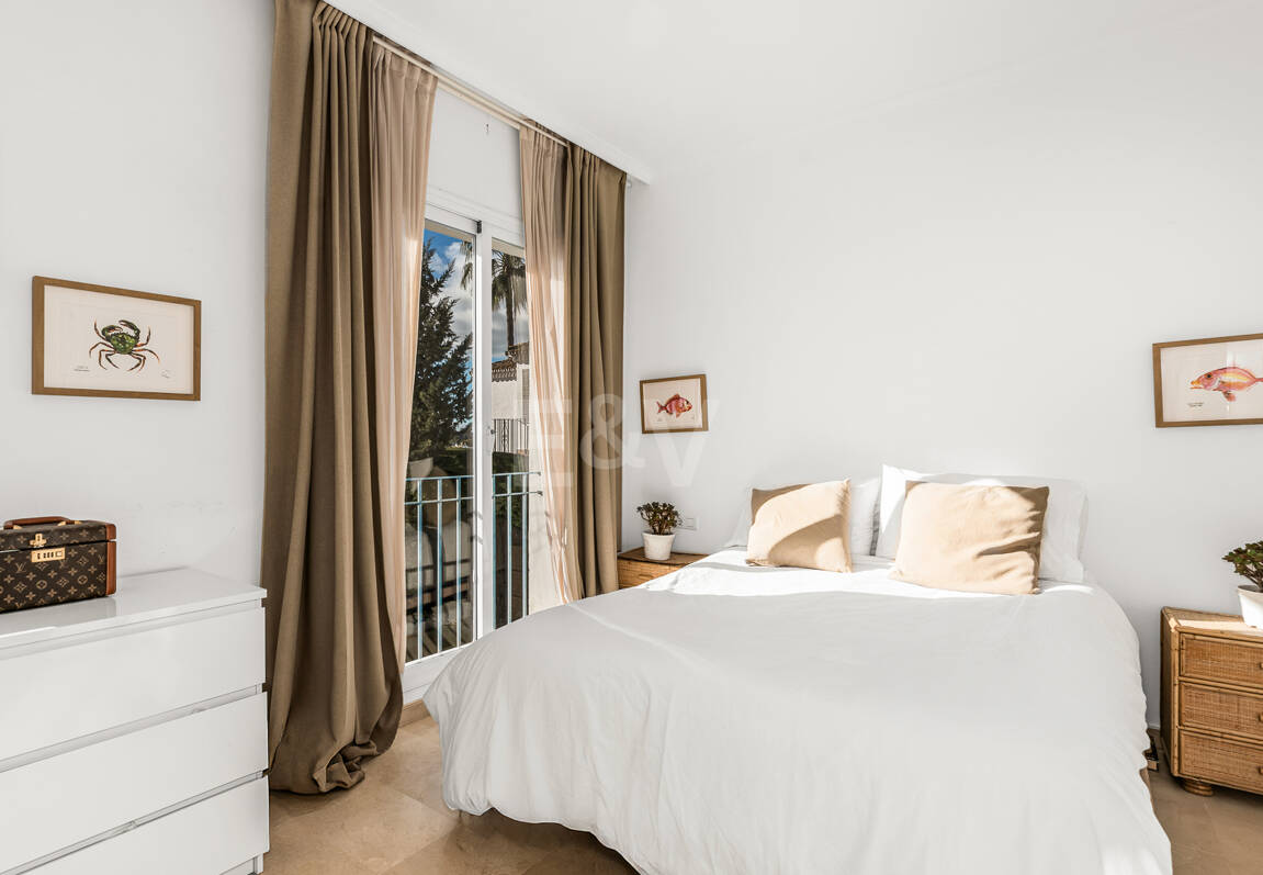 Corner Townhouse with Garden and Independent apartment