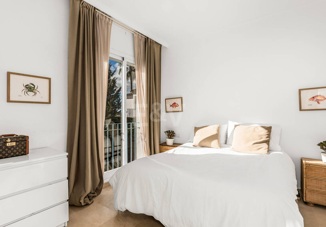 Corner Townhouse with Garden and Independent apartment in Nueva Andalucía