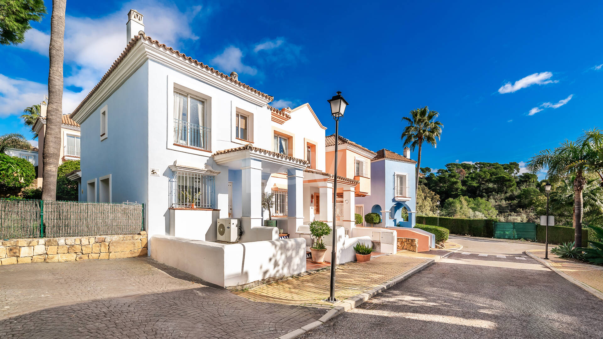 Corner Townhouse with Garden and Independent apartment