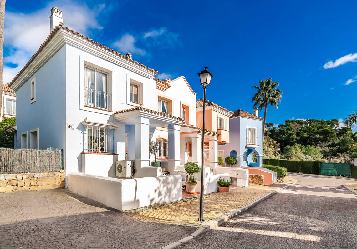 Corner Townhouse with Garden and Independent apartment in Nueva Andalucía