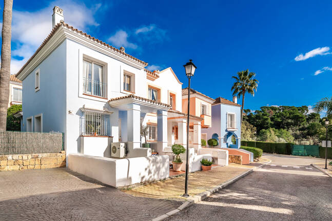 Corner Townhouse with Garden and Independent apartment