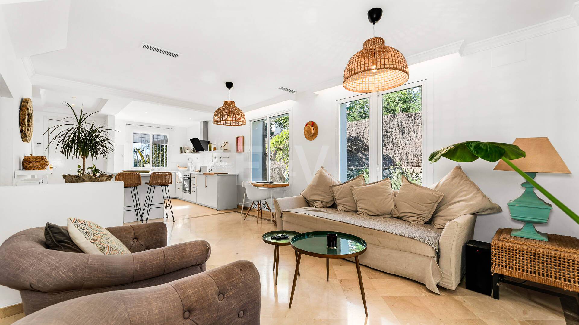 Corner Townhouse with Garden and Independent apartment