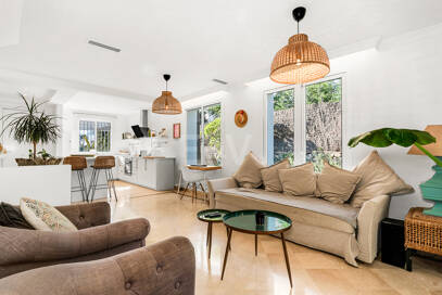 Corner Townhouse with Garden and Independent apartment