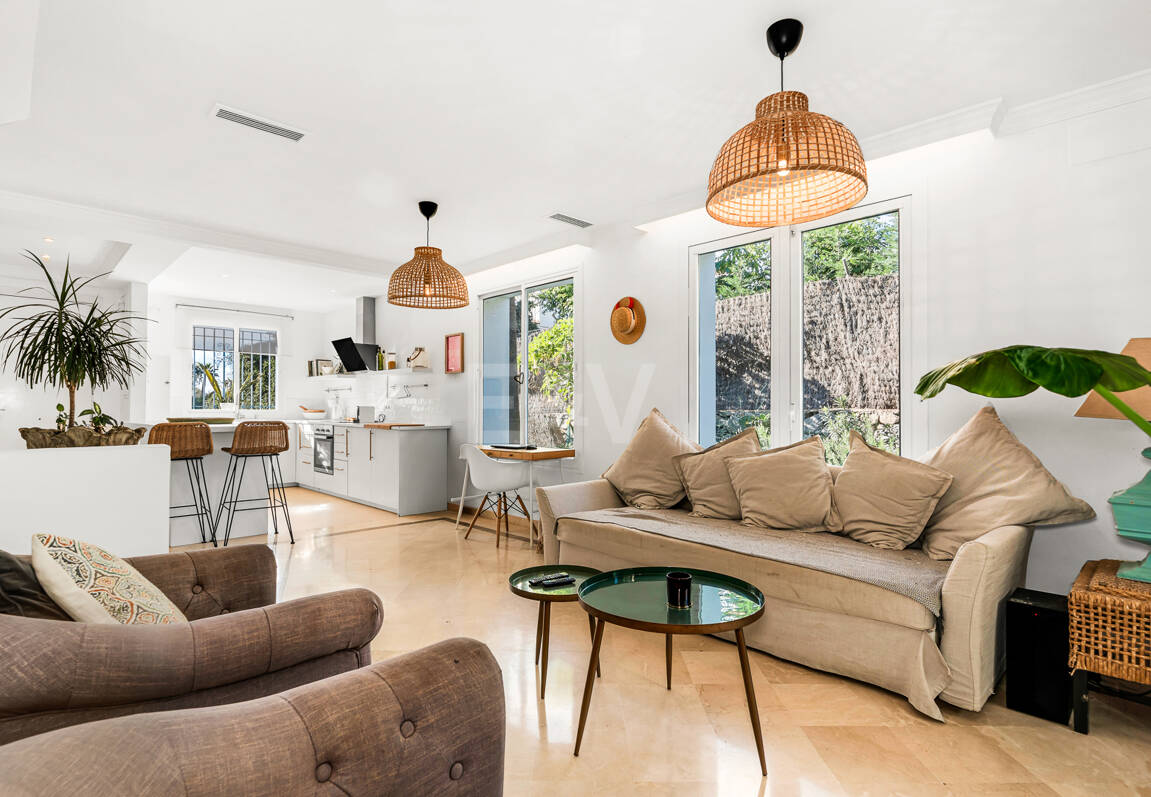 Corner Townhouse with Garden and Independent apartment