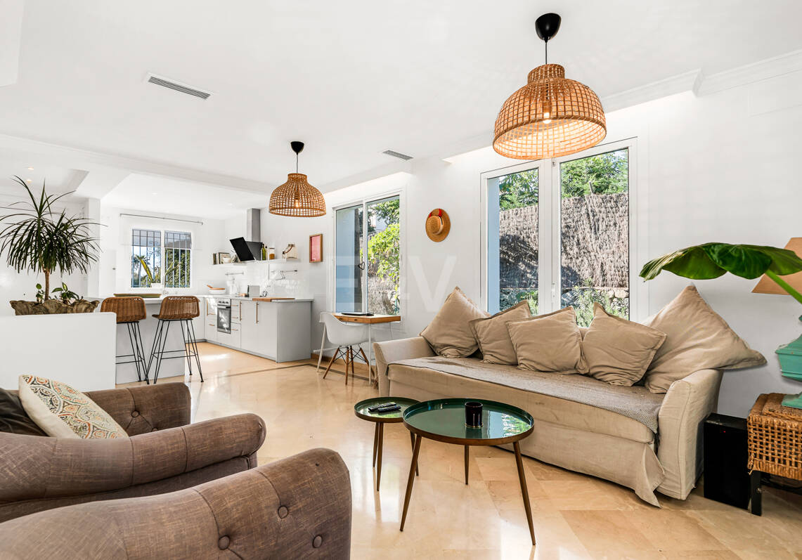 Corner Townhouse with Garden and Independent apartment in Nueva Andalucía