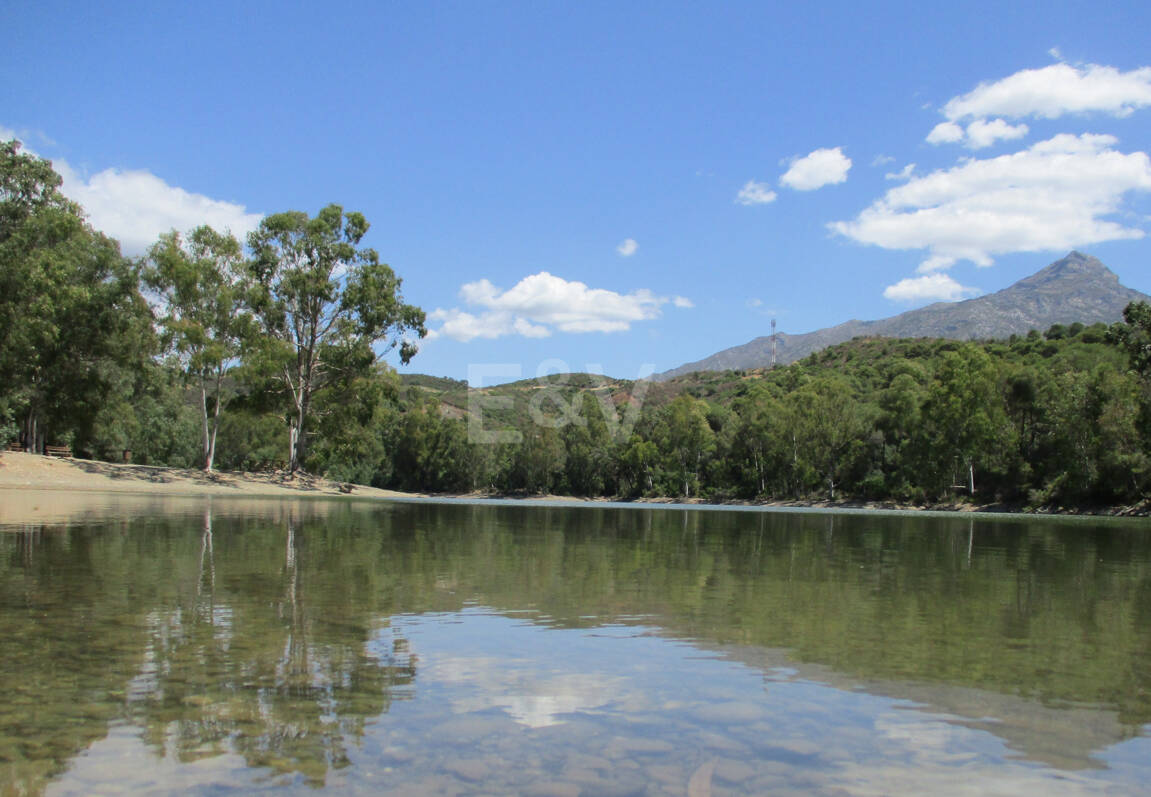 Corner Townhouse with Garden and Independent apartment