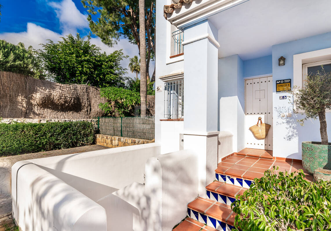 Corner Townhouse with Garden and Independent apartment in Nueva Andalucía