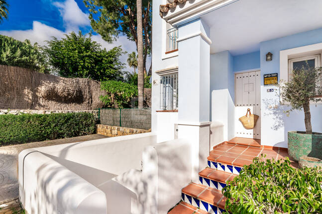 Corner Townhouse with Garden and Independent apartment