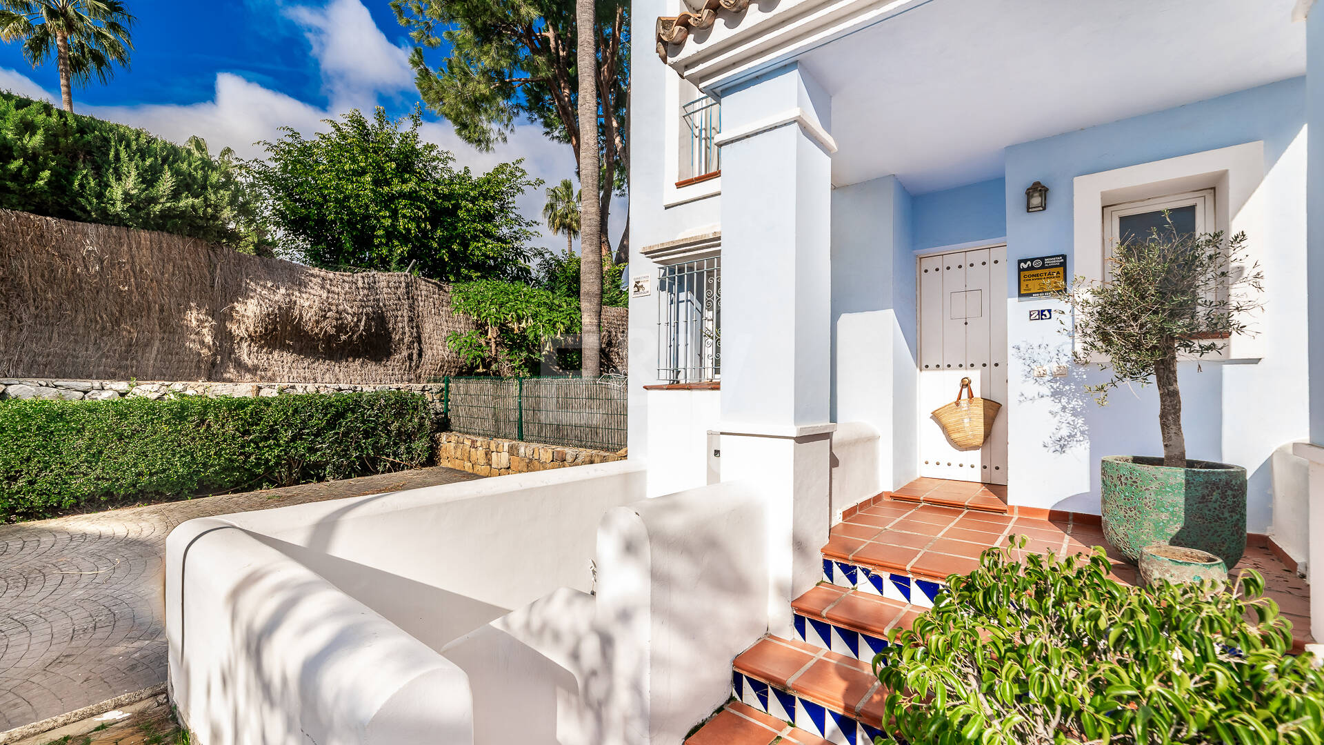 Corner Townhouse with Garden and Independent apartment