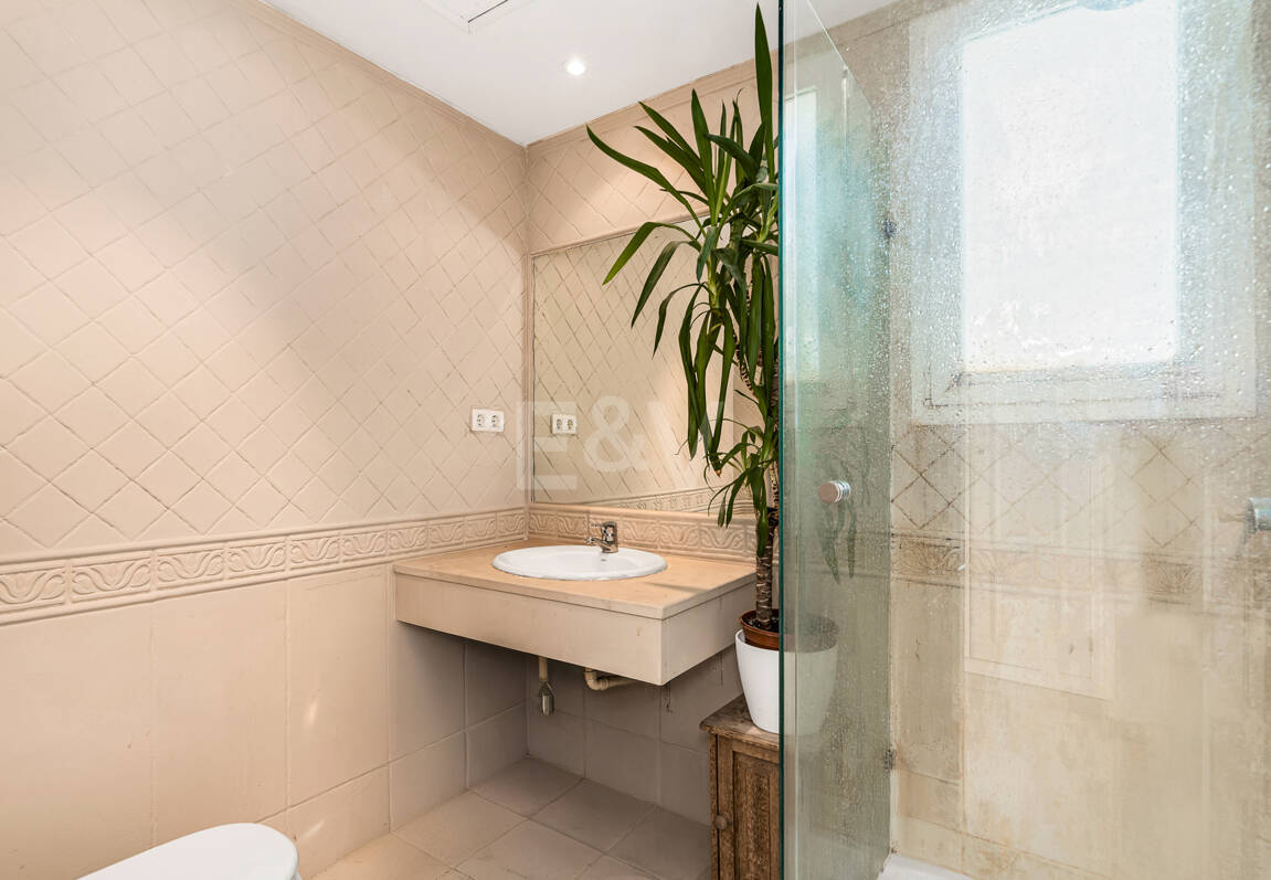 Corner Townhouse with Garden and Independent apartment