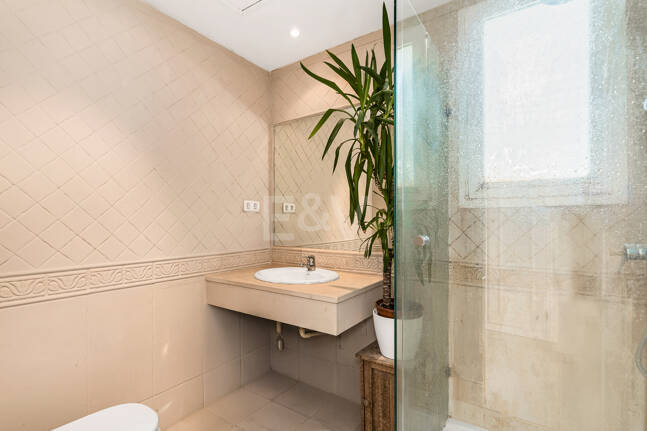 Corner Townhouse with Garden and Independent apartment