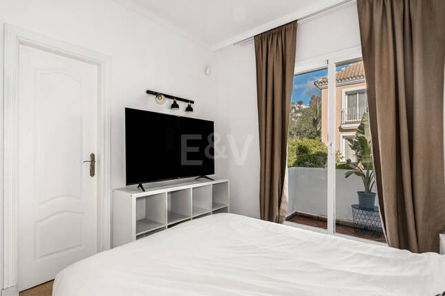 Corner Townhouse with Garden and Independent apartment