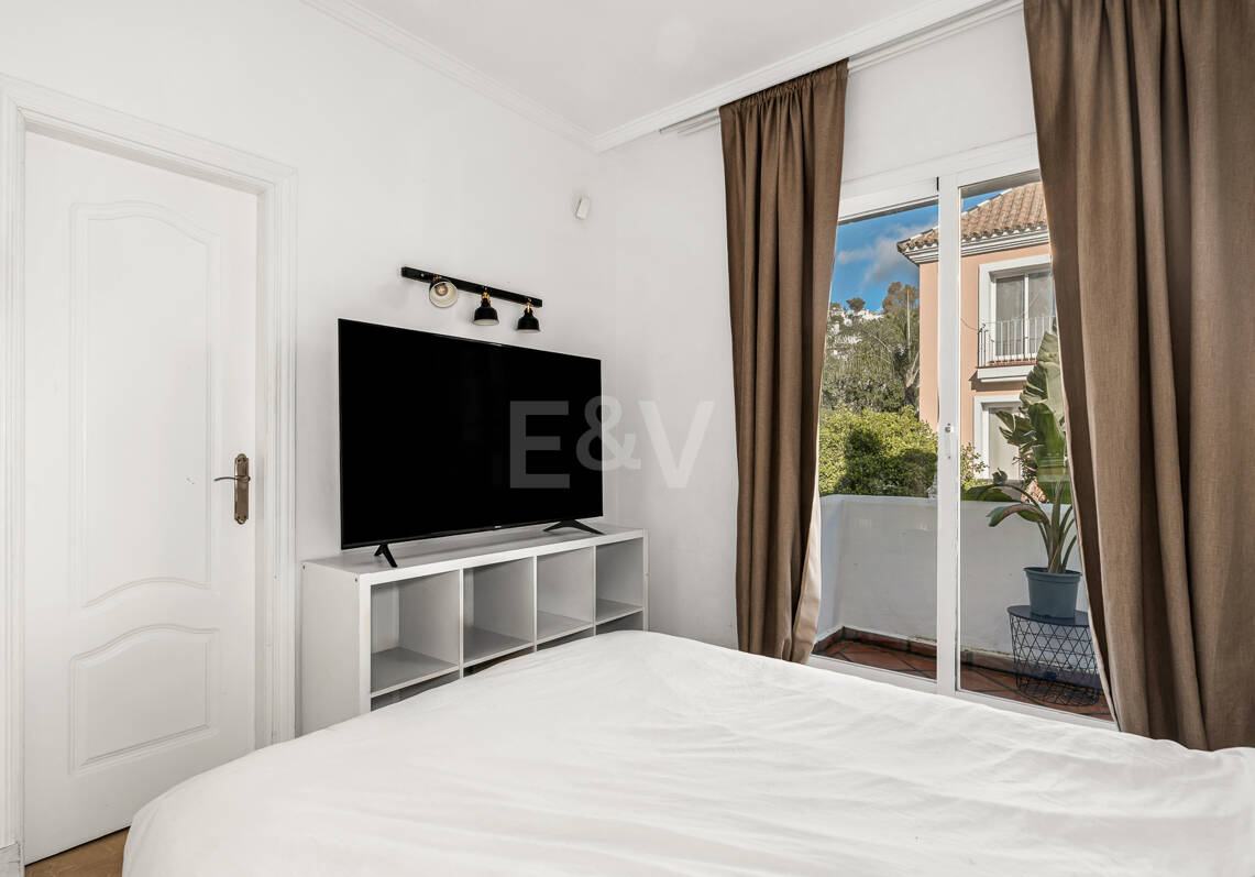 Corner Townhouse with Garden and Independent apartment in Nueva Andalucía
