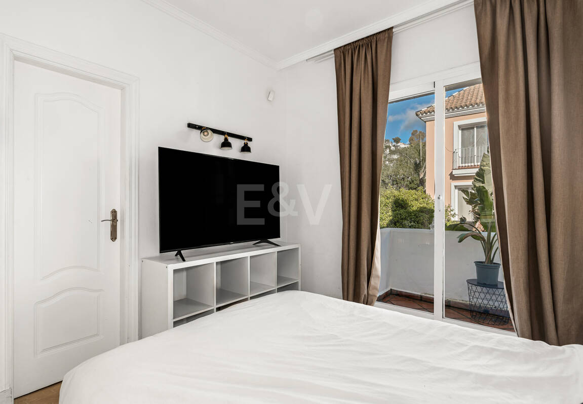 Corner Townhouse with Garden and Independent apartment