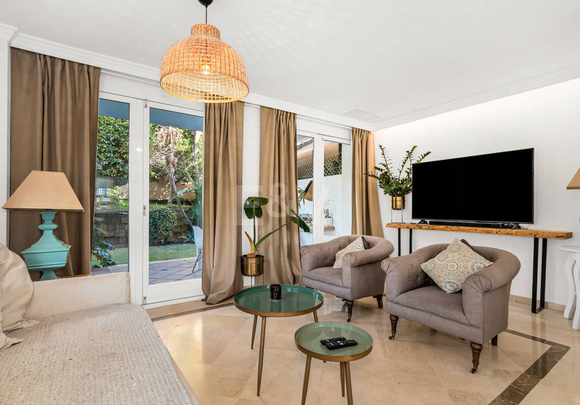 Corner Townhouse with Garden and Independent apartment in Nueva Andalucía