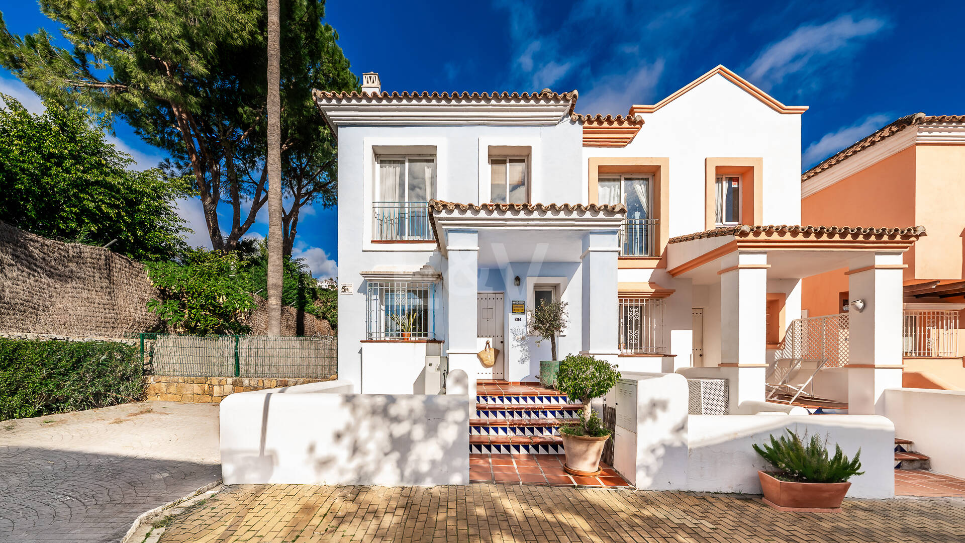 Corner Townhouse with Garden and Independent apartment