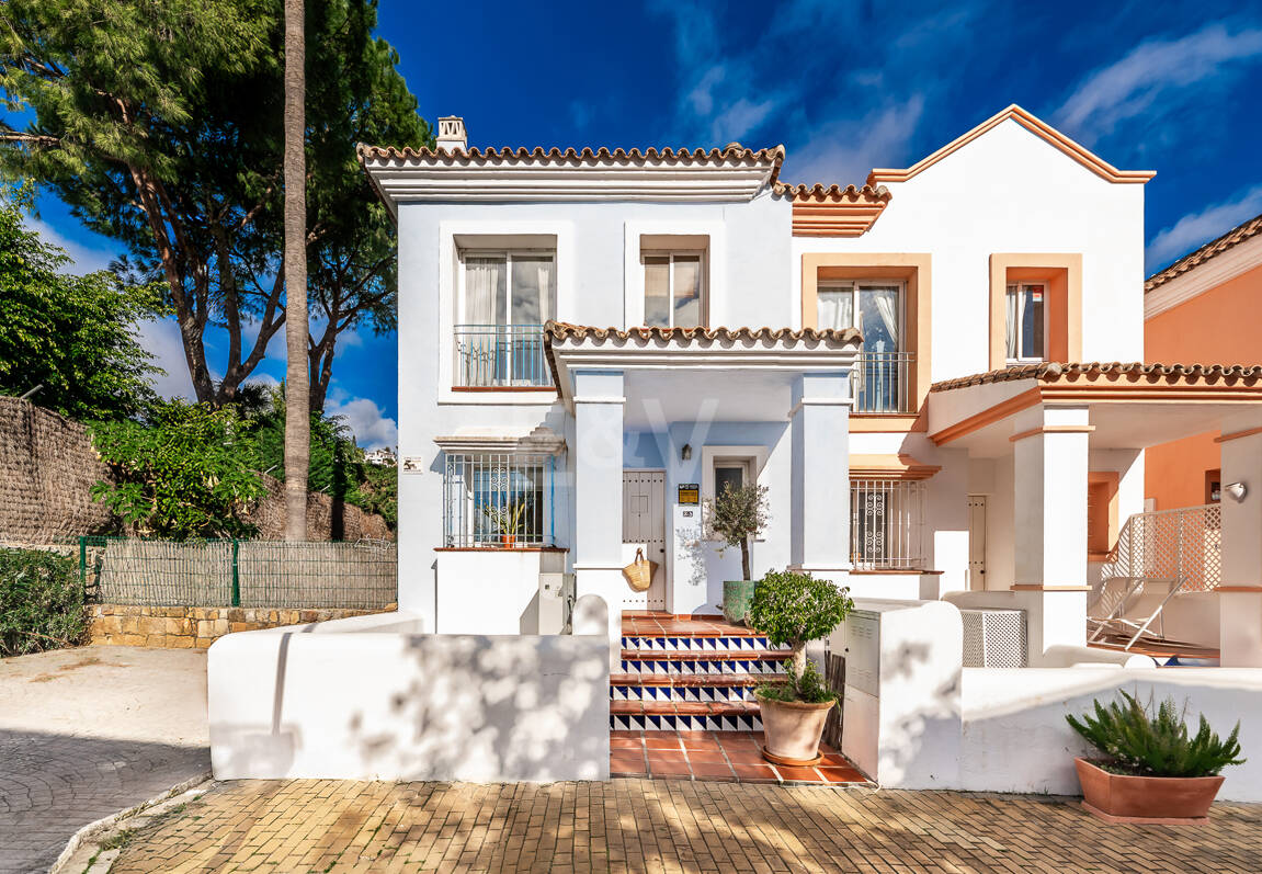 Corner Townhouse with Garden and Independent apartment